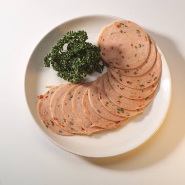 maydanoz ile dilimlenmiş sucuk 