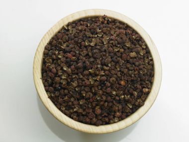 Otlar ve tütsü kabı üzerindeki