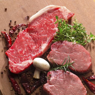 Taze çiğ et parçaları