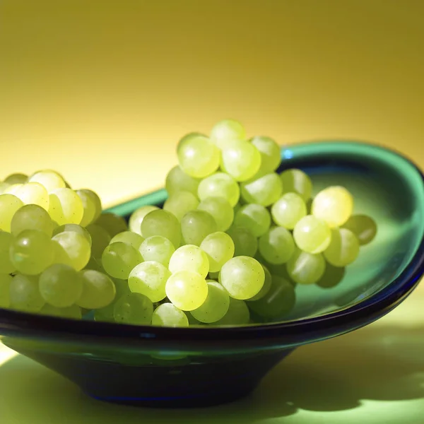 Uvas frescas en tazón de vidrio — Foto de Stock