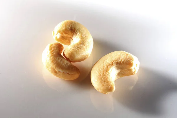 Кешью орехи на белом фоне — стоковое фото