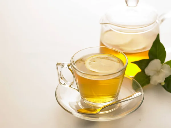 Травяной чай на столе — стоковое фото