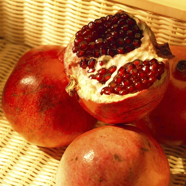 신선한 빨간 석류 — 스톡 사진