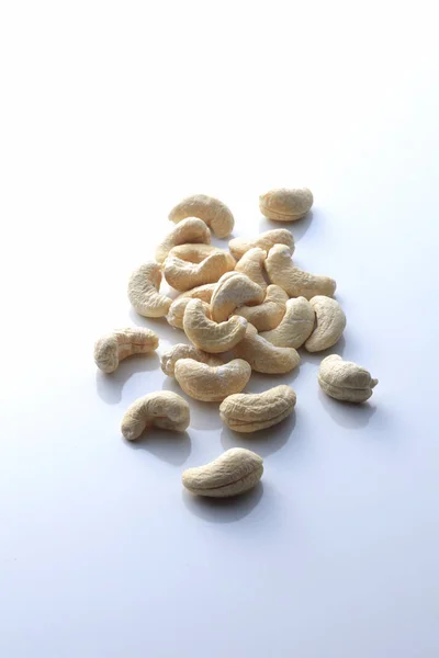 Kešu ořechy na bílém pozadí — Stock fotografie