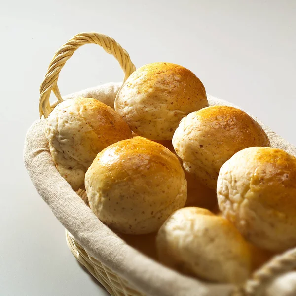 Φρέσκο ψωμί στο καλάθι — Φωτογραφία Αρχείου