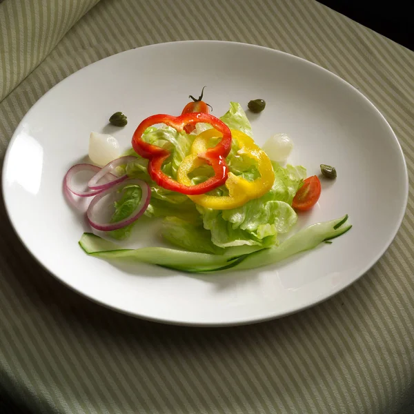 Heerlijke salade op plaat — Stockfoto