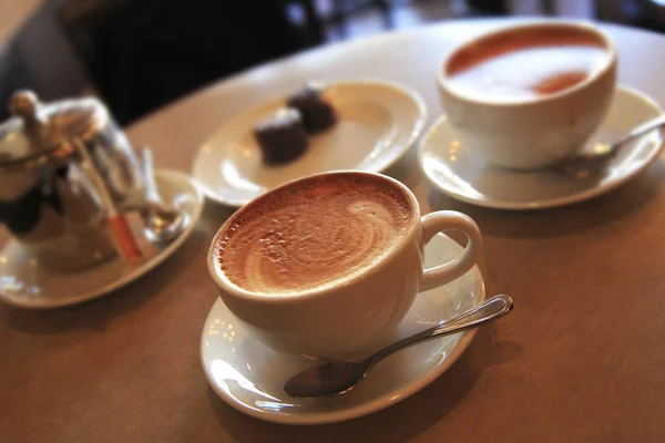Tazas de delicioso café fresco — Foto de Stock
