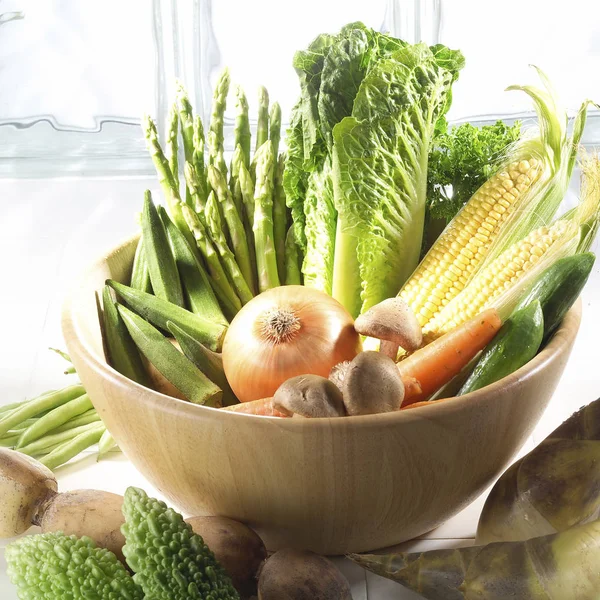 Зрізати свіжі овочі в мисці — стокове фото