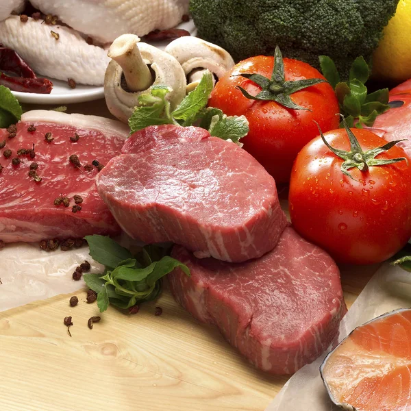 Свіже м'ясо та риба з овочами — стокове фото