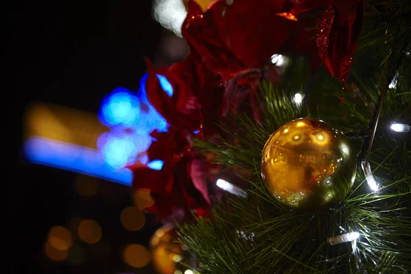 Weihnachtsgeschmückter Baum — Stockfoto