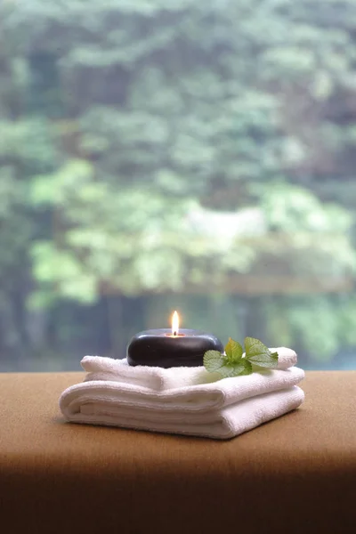 Svíce na ručník s listy pro spa — Stock fotografie