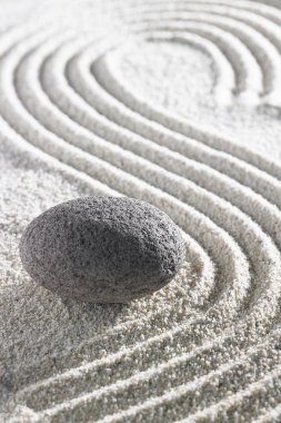 Dalgalar ve taş ile kum