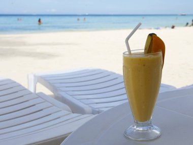 Sahilde tablo üzerinde meyve suyu