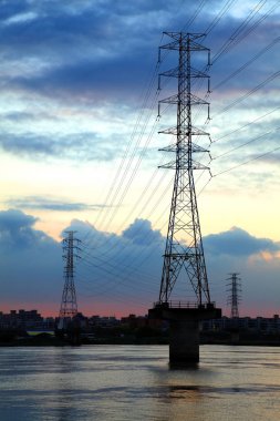 elektrik direkleri güç hatları ile
