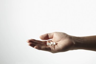 Hapları elinde tutan kişi