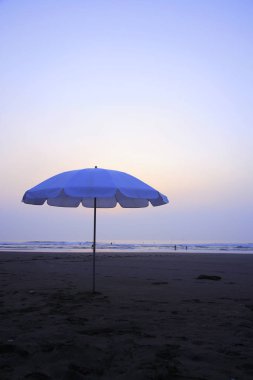 Denizde tropikal kumlu plaj