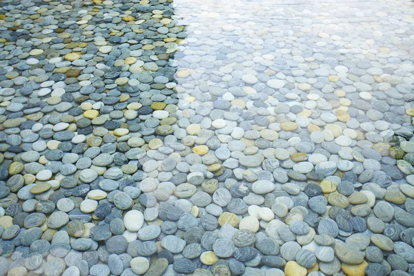 Галька в чистой воде — стоковое фото