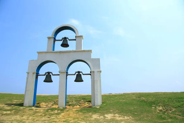 Campanas de hsinchu en césped de hierba — Foto de Stock