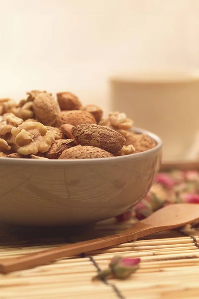 Ořechy v misce na stole — Stock fotografie
