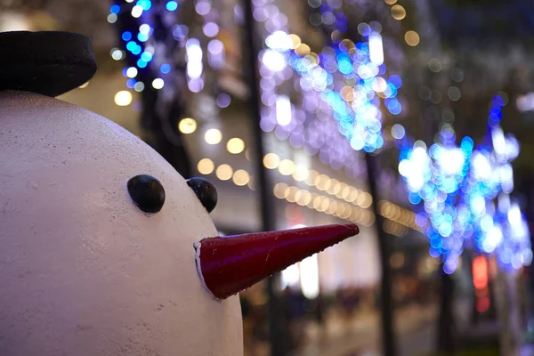 Zdobený bílý Vánoční sněhulák — Stock fotografie