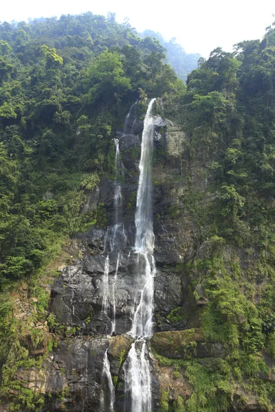 Gran cascada en la selva — Foto de Stock