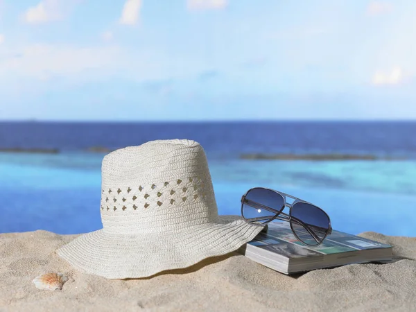 Objetos de verano en la playa de arena — Foto de Stock