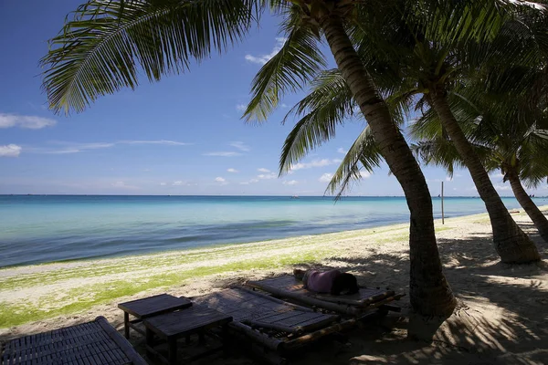 Cadeiras deck na praia tropical — Fotografia de Stock