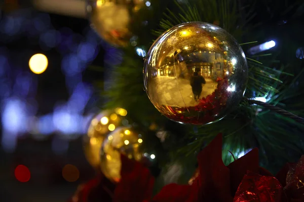 Weihnachtsgeschmückter Baum — Stockfoto