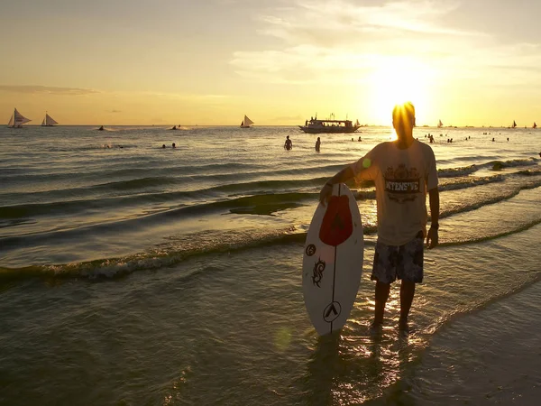 Homme avec planche de surf debout sur la plage — Photo