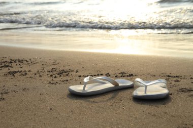 Parmak arası terlik kum plajındaki 