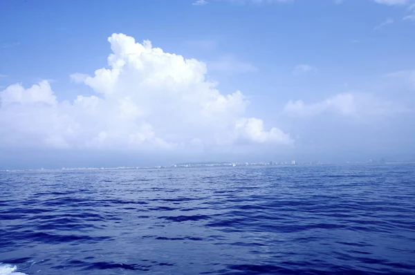 Mar azul com ondas e céu nublado — Fotografia de Stock