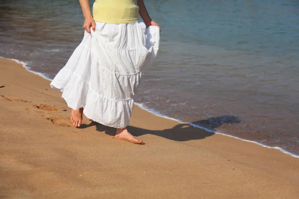 Frau läuft am Strand des Meeres — Stockfoto