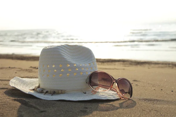 Sombrero y vasos en la costa del mar de arena — Foto de Stock