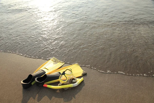 Simfötter och skyddsglasögon på beach kusten — Stockfoto