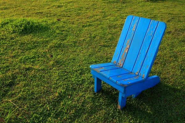 Banco de madeira azul no parque — Fotografia de Stock