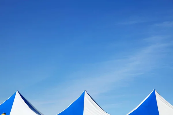 Пляжні парасольки на фоні блакитного неба — стокове фото