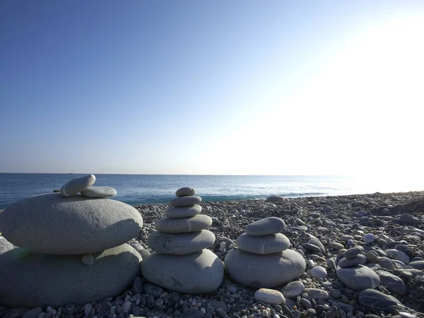 Fantastisk strand med stenar — Stockfoto