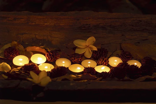 Hořící svíčky pro lázeňskou léčbu — Stock fotografie