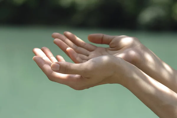 Osoba trzymając ręce pod słońcem — Zdjęcie stockowe
