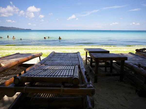 Tumbonas en la playa tropical — Foto de Stock