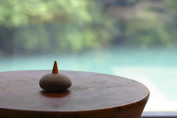 木製のテーブルの上に石 — ストック写真