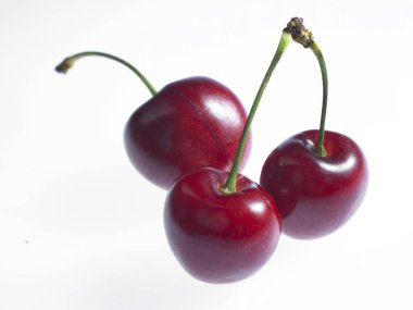 Beyaz arka planda tatlı kirazlar