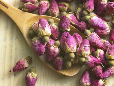 Tahta kaşıkla kuru güller