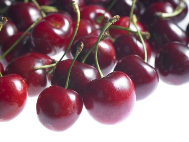 Beyaz arka planda tatlı kirazlar