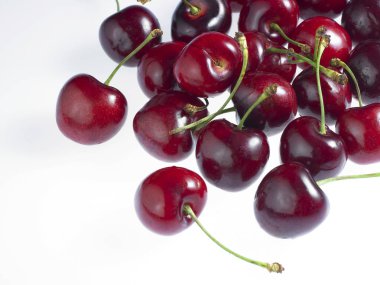 Beyaz arka planda tatlı kirazlar
