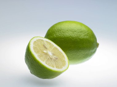 Tatlı organik yeşil limon