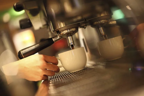 Barista haciendo café — Foto de Stock
