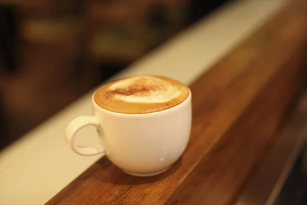 Горячий кофе в чашке — стоковое фото