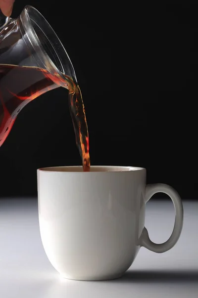 Hälla te i glas cup — Stockfoto