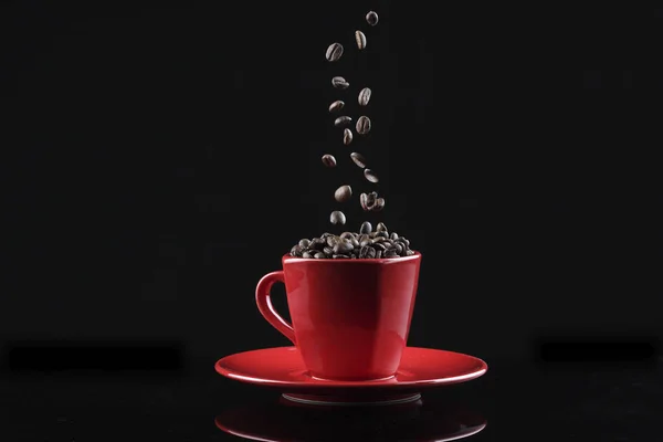Kopp med fallande kaffebönor — Stockfoto